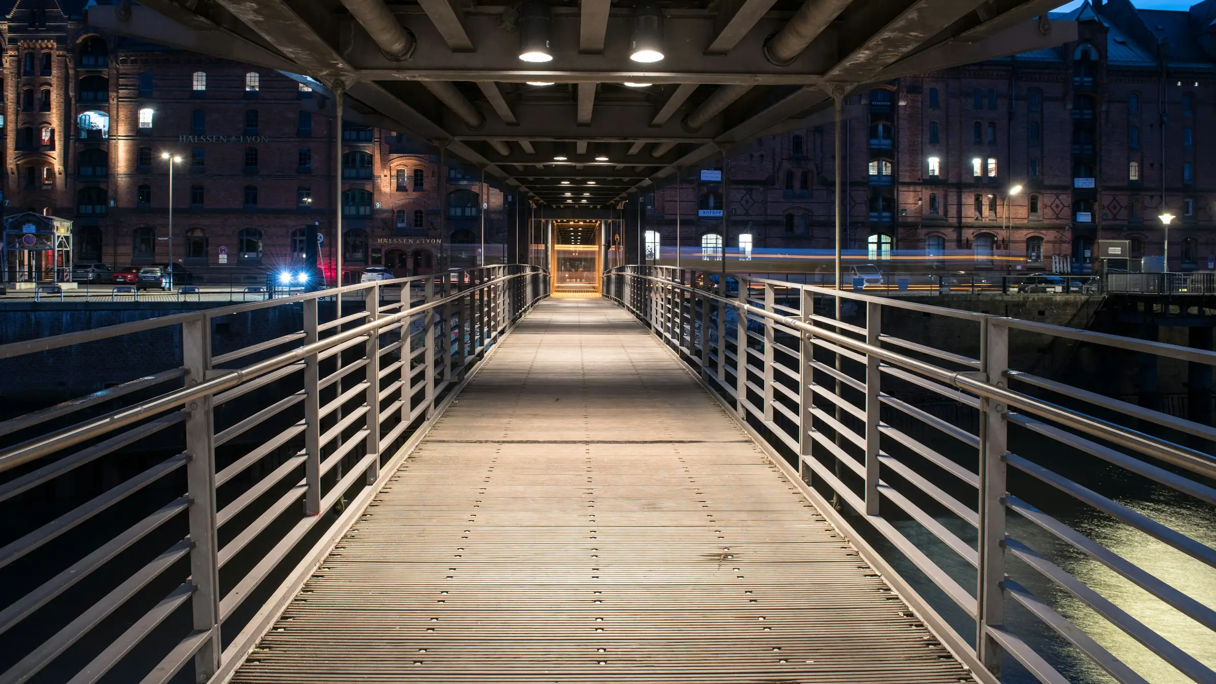Beleuchtete Fußgängerbrücke in Hamburg bei Nacht
