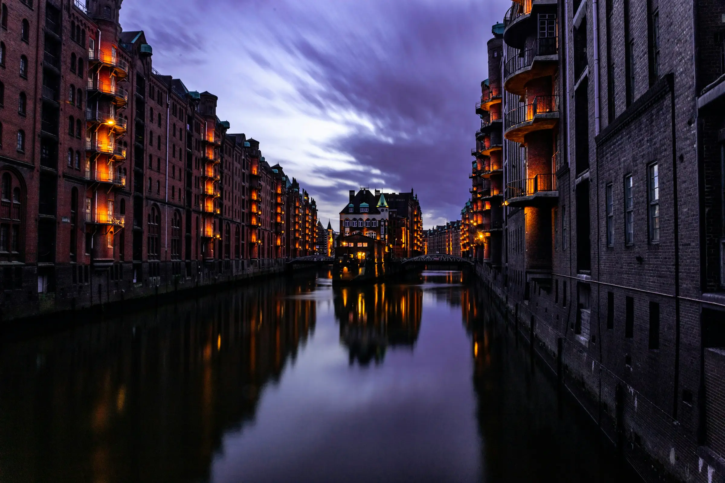 Hamburger Speicherstadt in der blauen Stunde