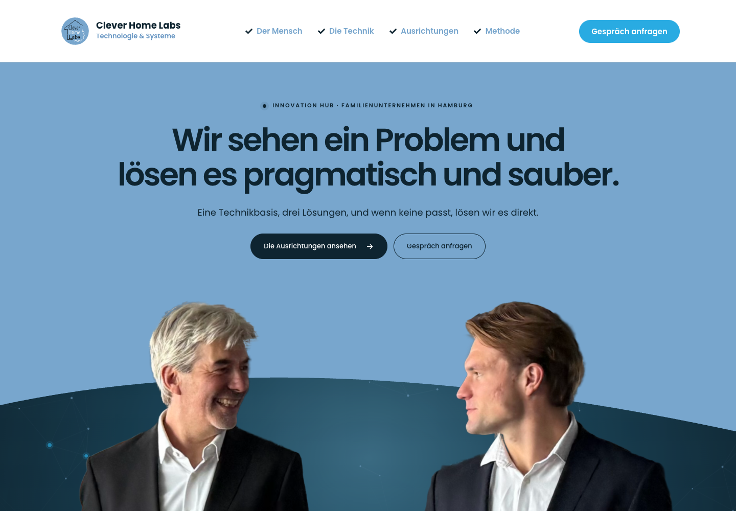 Aktualisierte Clever-Home-Labs-Startseite mit Matthias und Anton im blauen Hero – Desktopansicht
