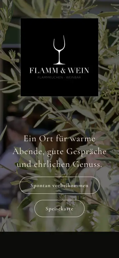 Mobile Startansicht von Flamm & Wein mit Logo, Restaurantatmosphäre und beiden Besuchs- und Speisekarten-Buttons