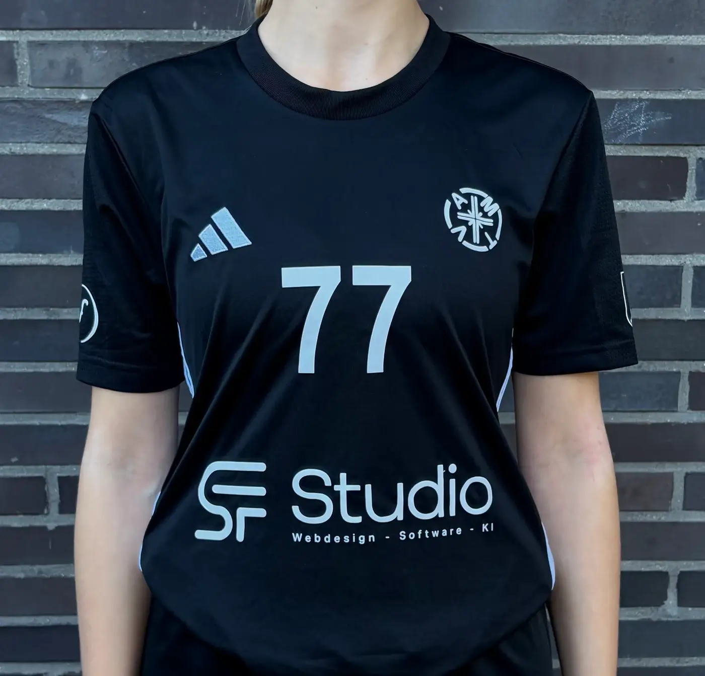 AMTV-Handballtrikot mit der Nummer 77 und SF Studio als Trikotpartner