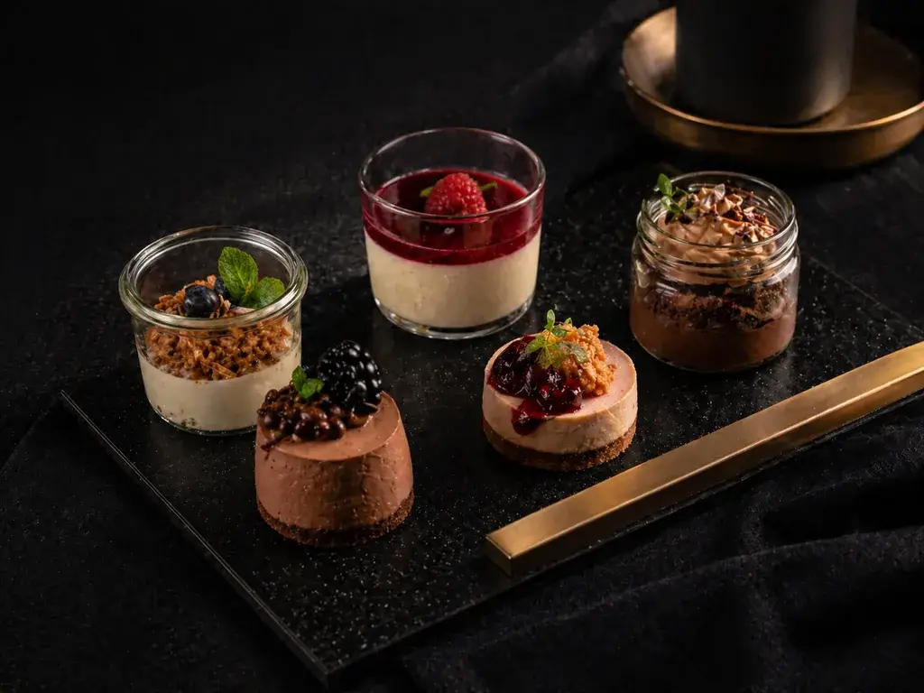 Desserts im Glas und kleine Törtchen von Ghost Kitchen Hamburg