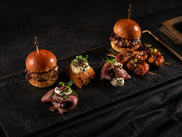 Fingerfood von Ghost Kitchen Hamburg mit Mini-Burgern und Roastbeef